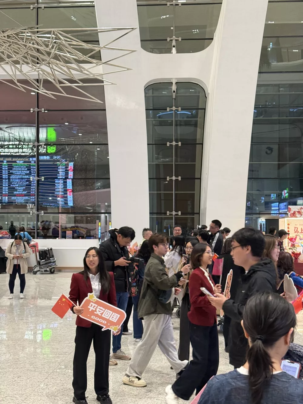 中东滞留旅客艰难“回家路”：狂刷8张机票