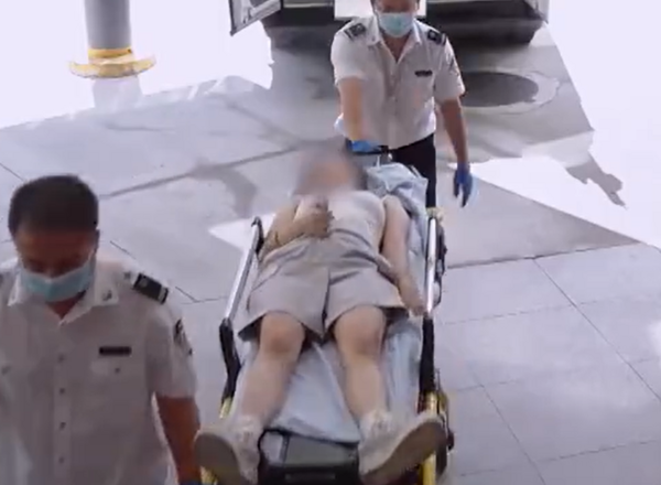 ▲婷婷被送往醫院。(圖/翻攝自微博)