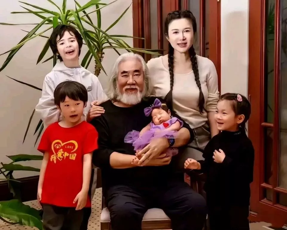 张纪中给7岁儿子庆生，一家6口同框