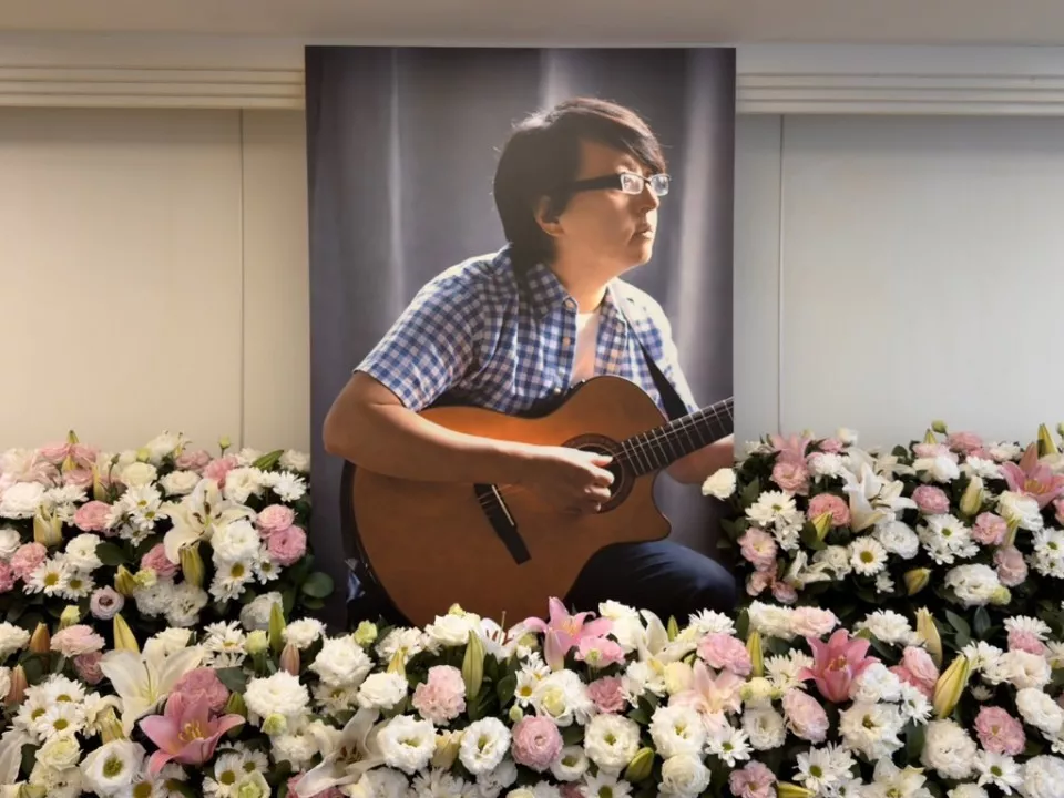 袁惟仁葬礼告别仪式：儿女在灵堂内玩自拍