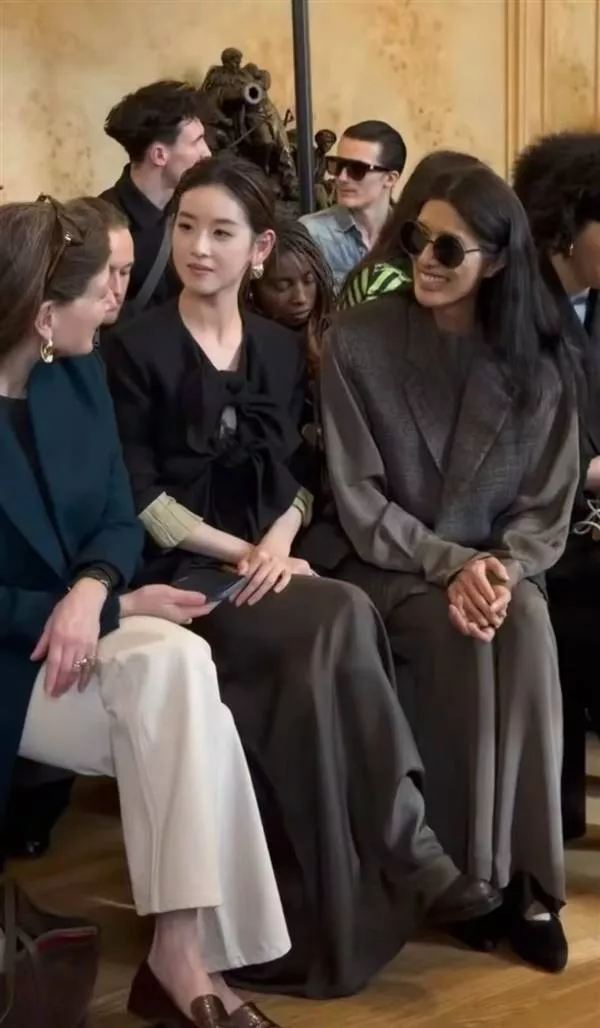 章泽天现身巴黎时装周：听超模和纪梵希家族媳妇聊天