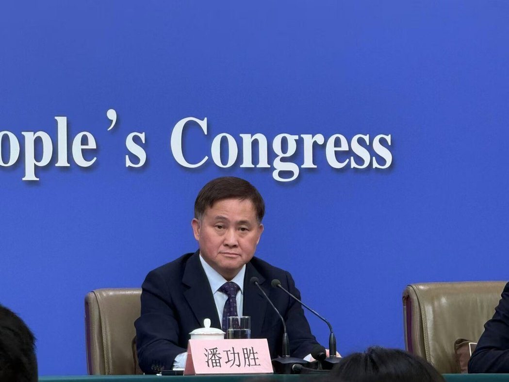 中国人民银行行长潘功胜6日强调,「中国没有必要也无意通过汇率贬值获取贸易竞争优势... 中国人民银行行长潘功胜6日强调,「中国没有必要也无意通过汇率贬值获取贸易竞争优势...