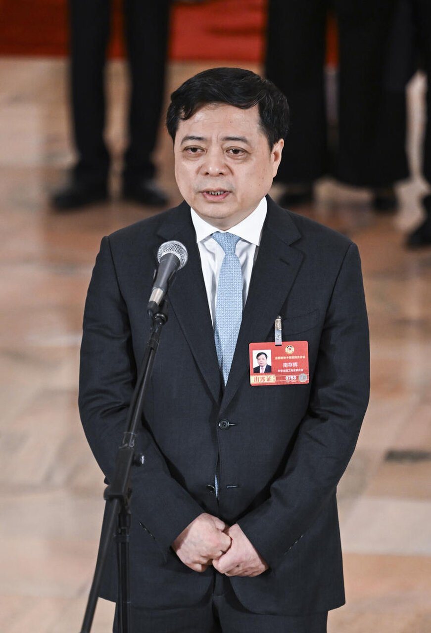 全国政协常委、陆变压器巨头之一正泰集团董事长南存辉7日在全国政协十四届四次会议第... 全国政协常委、陆变压器巨头之一正泰集团董事长南存辉7日在全国政协十四届四次会议第...