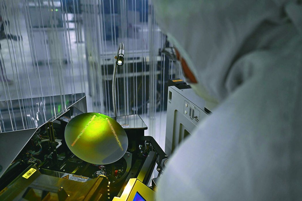 「十五五」规划纲要草案全链条推动积体电路、工业母机、高端仪器、基础软体、先进材料... 「十五五」规划纲要草案全链条推动积体电路、工业母机、高端仪器、基础软体、先进材料...