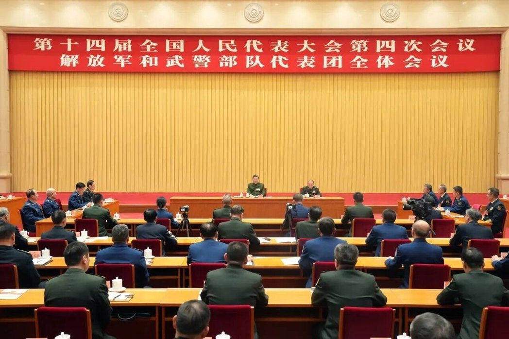 中共军委主席习近平7日下午参加军方代表团审议。(新华社) 中共军委主席习近平7日下午参加军方代表团审议。(新华社)