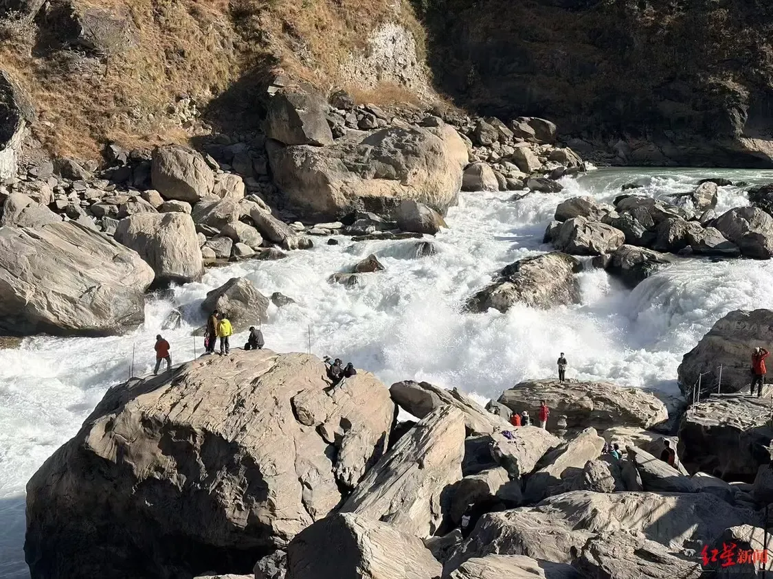 虎跳峡落水失踪男子遗体找到 在距离水面5米处