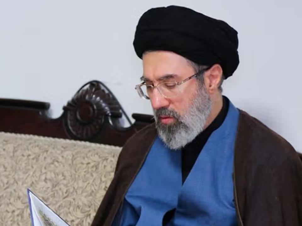 伊朗宣布,由穆吉塔巴.哈米尼接替父親哈米尼為最高領袖。