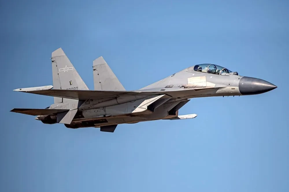 中国空军歼16最强的武器是所带霹雳17长程空对空飞弹,号称射程400公里。 (国防部提供)