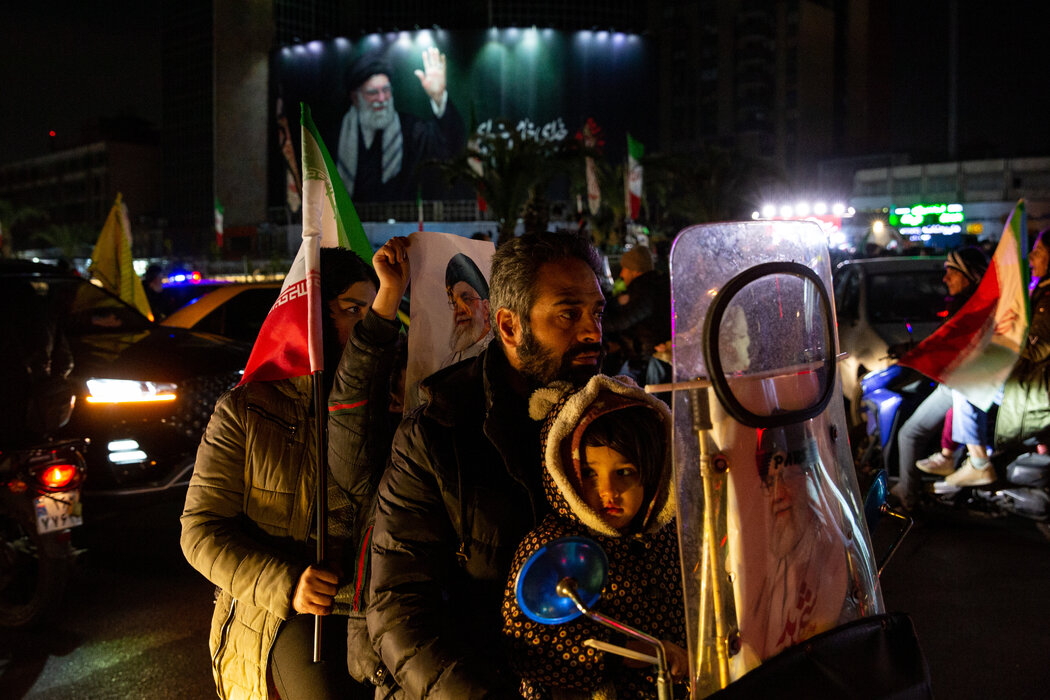 上周四,一个家庭抵达德黑兰参加悼念活动,悼念被美国和以色列空袭炸死的伊朗最高领袖阿亚图拉阿里·哈梅内伊。