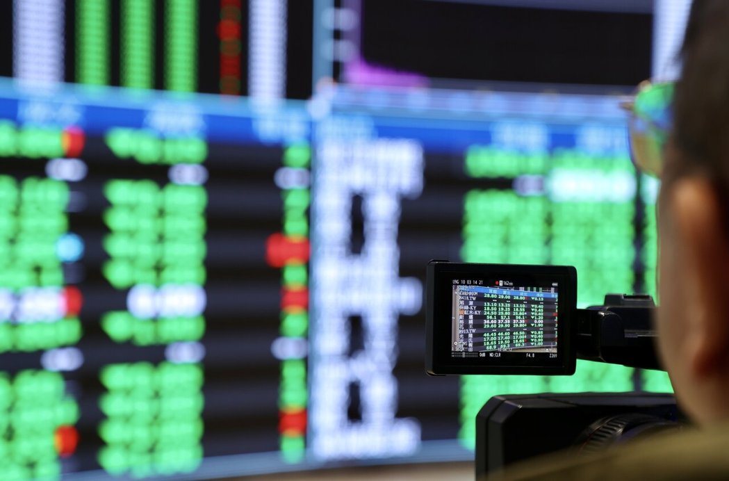 受中东战事影响,美股四大指数上周五全面收黑,台股今天开低重挫,早盘指数跌逾200... 受中东战事影响,美股四大指数上周五全面收黑,台股今天开低重挫,早盘指数跌逾200...