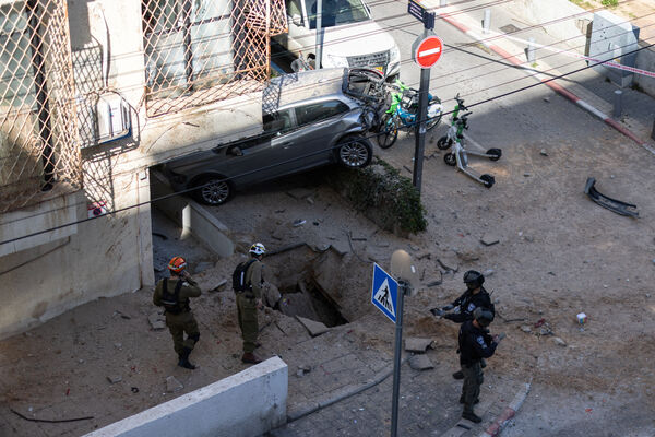 ▲▼伊朗向以色列發射了一連串飛彈，撞擊點在以色列中部留下了一個彈坑。（圖／路透）