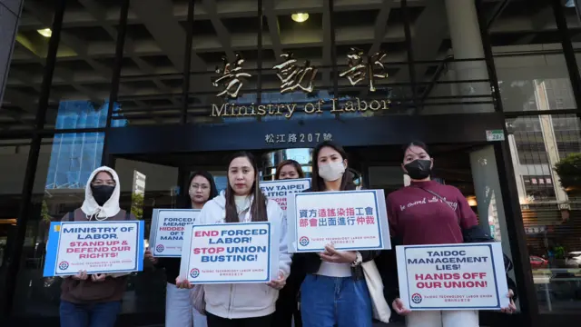 由菲律宾移工伊莉莎白与数名同事组织的泰博科技公司工会,在台湾劳动部前举行抗议活动。