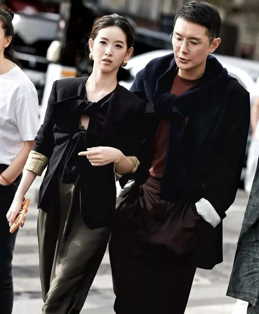 不再是奶茶妹妹?32岁章泽天亮相巴黎时装周,气质绝了