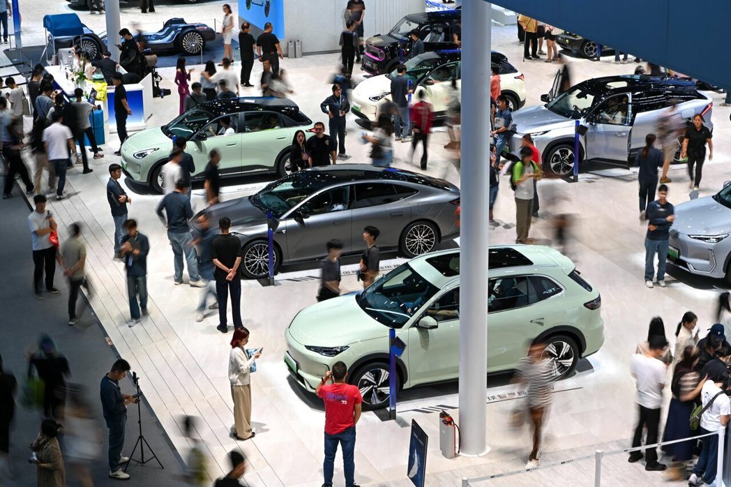 大陆乘联分会秘书长崔东树8日指出,2026年1月大陆全国共有17款车型降价,2月... 大陆乘联分会秘书长崔东树8日指出,2026年1月大陆全国共有17款车型降价,2月...