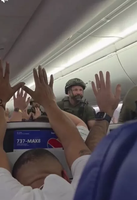 一架美国航班据称受炸弹威胁,执法人员进入机舱逮嫌疑人