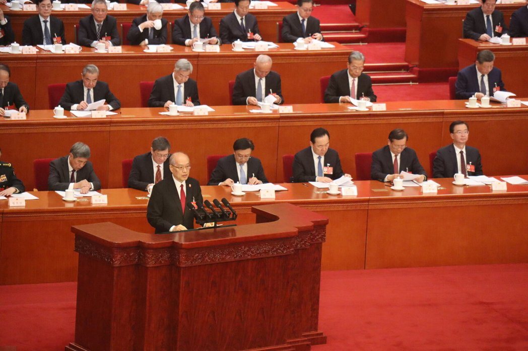 3月9日,大陆十四届全国人大四次会议在北京人民大会堂举行第二次全体会议。受全国人... 3月9日,大陆十四届全国人大四次会议在北京人民大会堂举行第二次全体会议。受全国人...