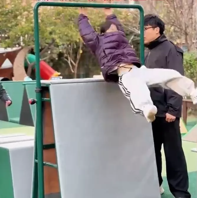 山东幼儿园高难度体能课疯 吓坏家长