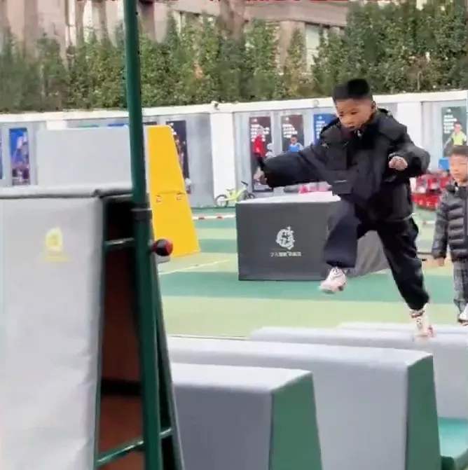 山东幼儿园高难度体能课疯 吓坏家长