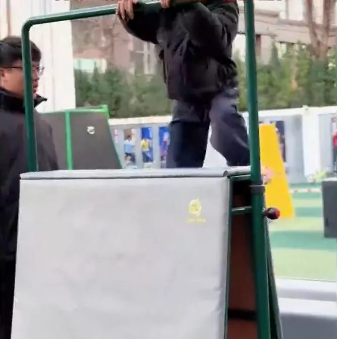 山东幼儿园高难度体能课疯 吓坏家长