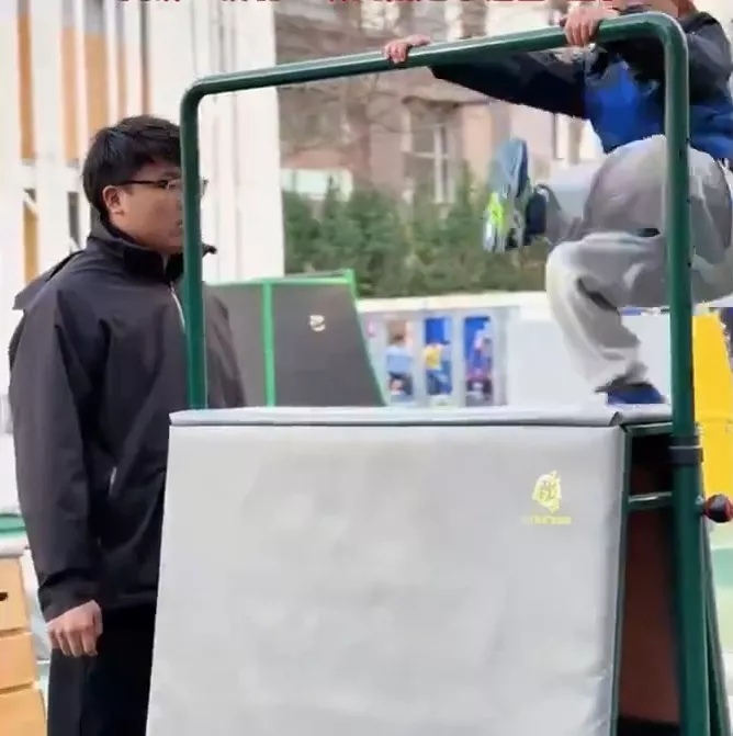 山东幼儿园高难度体能课疯 吓坏家长