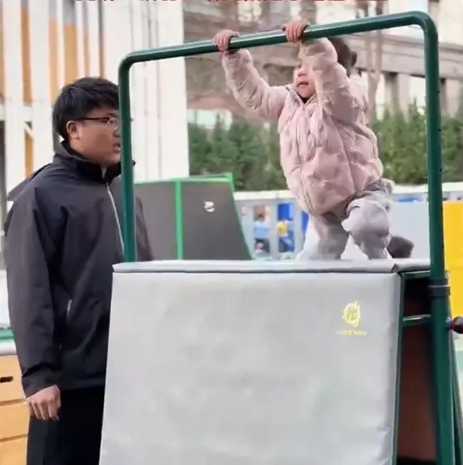 山东幼儿园高难度体能课疯 吓坏家长