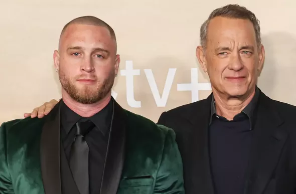 汤姆汉克斯儿子被困国外机场 崩溃求助“需要绿卡”