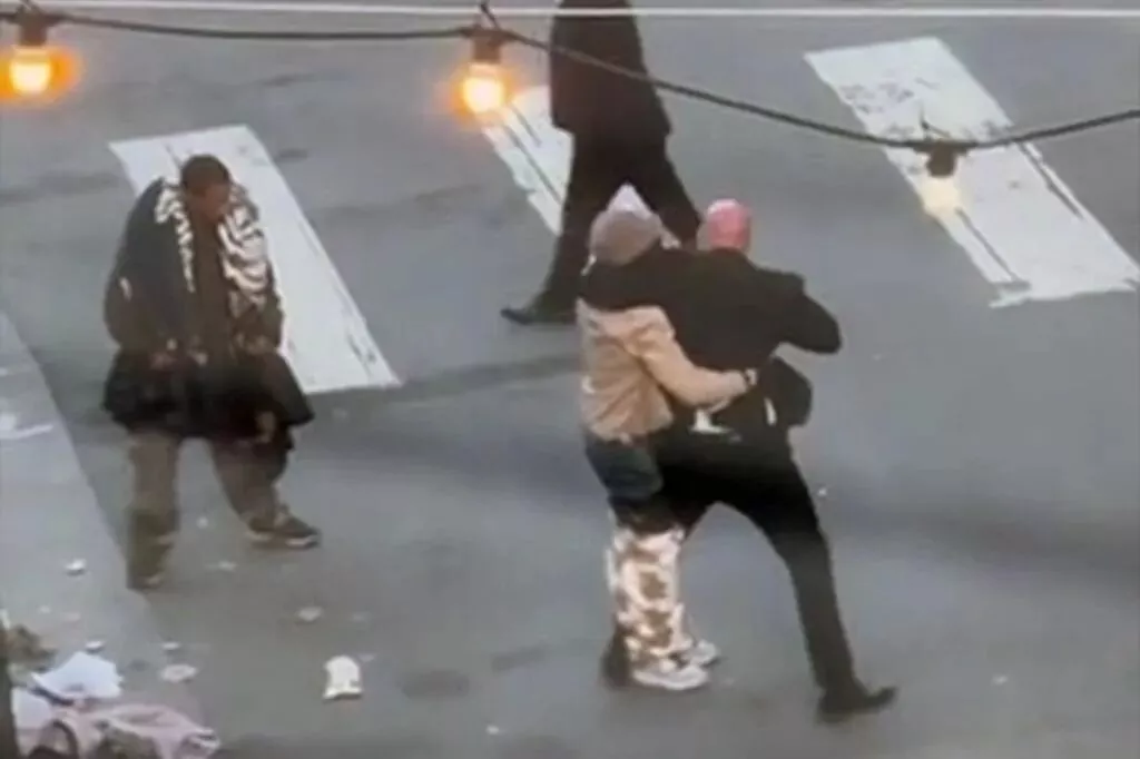 SF市长视察贫民窟 遭无家可归者袭击 保安头破血流