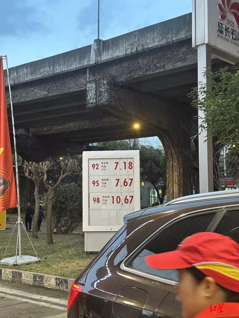 油价大涨 中国多地加油站排长队 有人半小时才排到