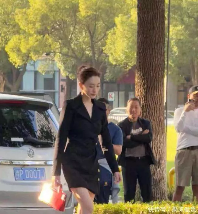 47岁李小冉街头生图封神!路人大叔看呆,黑西装裙美到发光