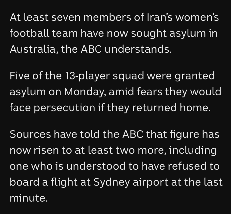 伊朗女足乘机回国 登机时拥抱痛哭 至少1人拒离开