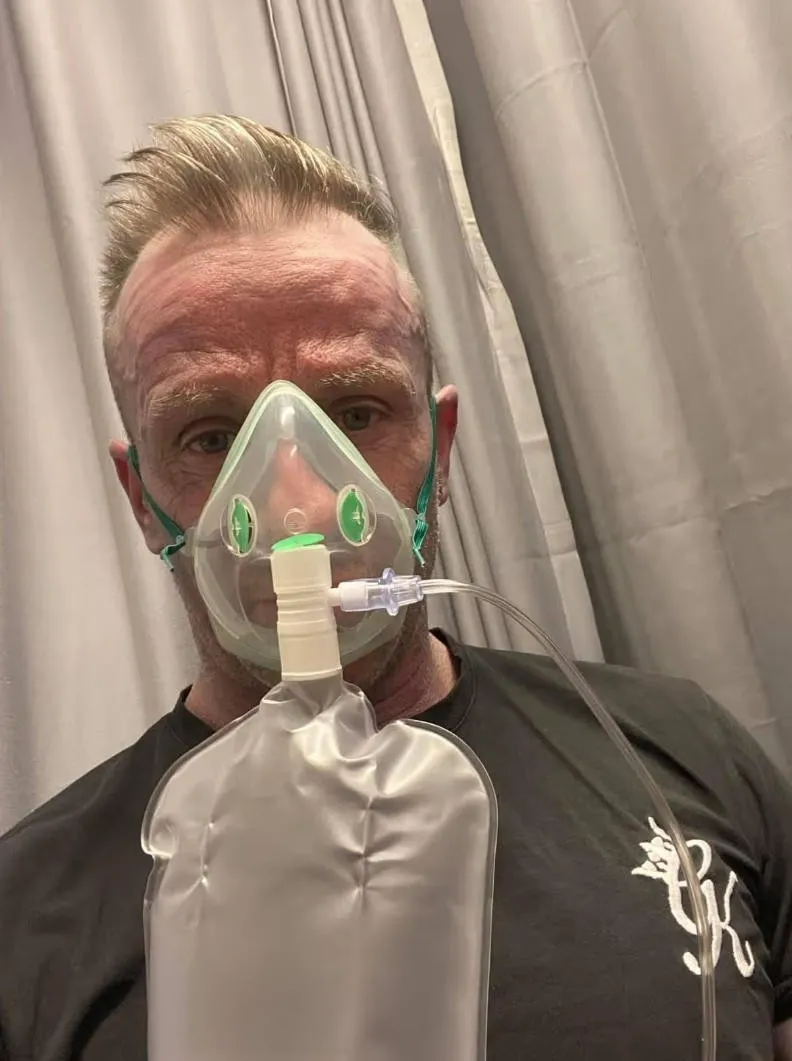 他全身发蓝，被紧急送医！真相曝光 网民惊呆