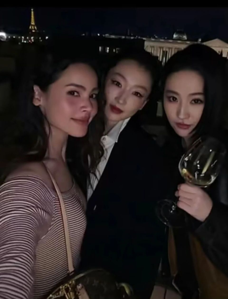 刘亦菲周冬雨LV大秀晚宴合影引热议！Lisa膀大腰圆，全智贤一脸凶相