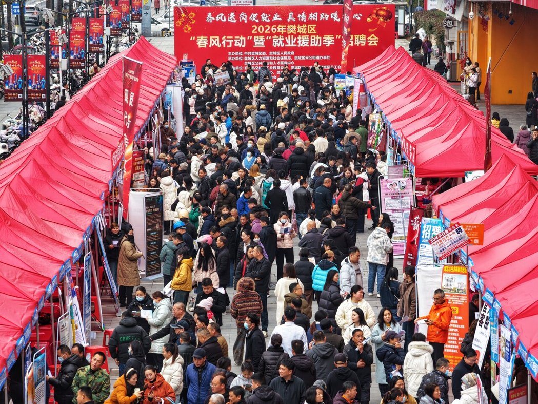 今年2月26日,大陆湖北襄阳樊城区「春风行动」暨「就业援助季」招聘会现场,求职者... 今年2月26日,大陆湖北襄阳樊城区「春风行动」暨「就业援助季」招聘会现场,求职者...