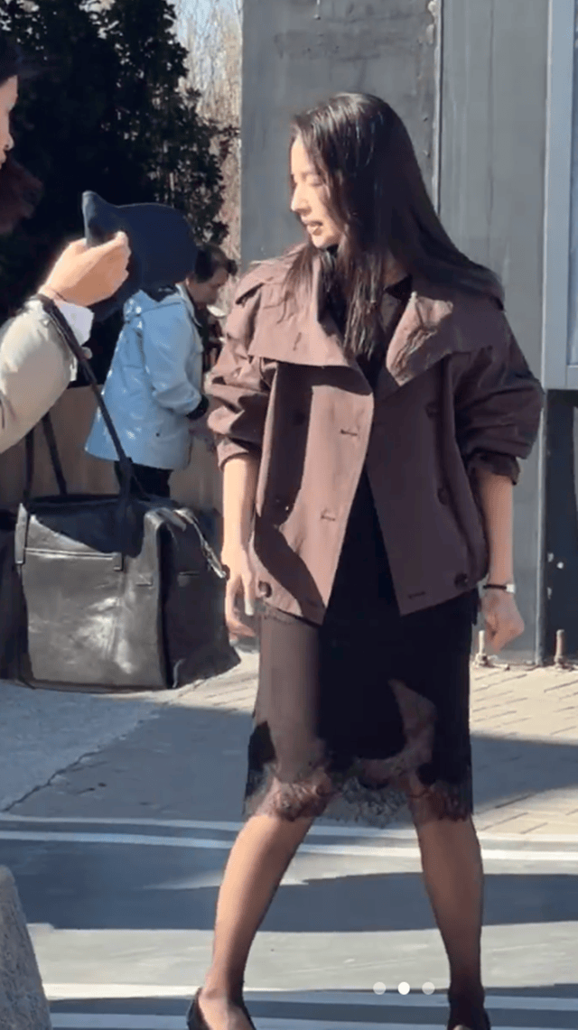 北京街头偶遇46岁董洁 一身春装个头不高 被她颜值震撼到