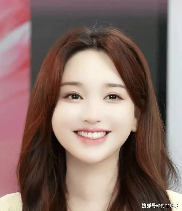 42岁金莎近况曝光!小17岁男友形影不离,在县城商演引发争议