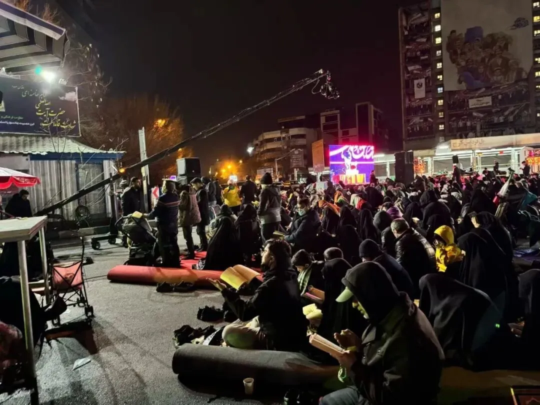 凤凰女记者：伊朗新领袖公布后 深夜景象让我震动