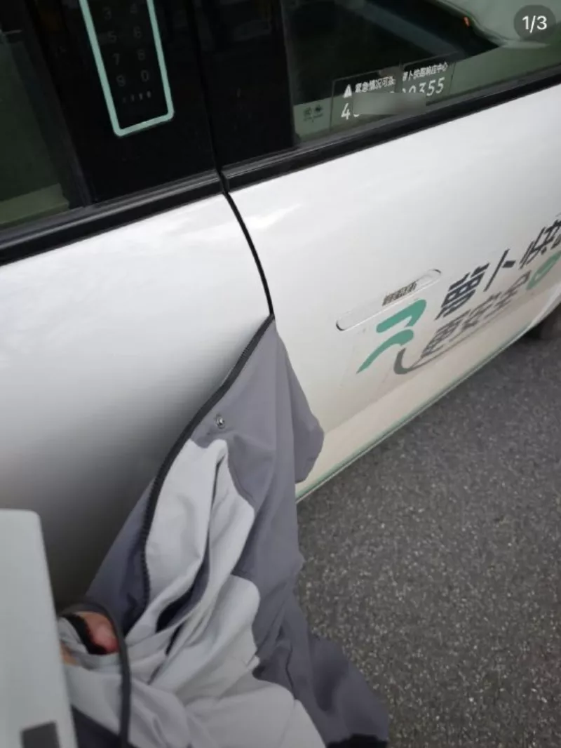 揪心！乘客被无人驾驶出租车夹衣服险遭拖行