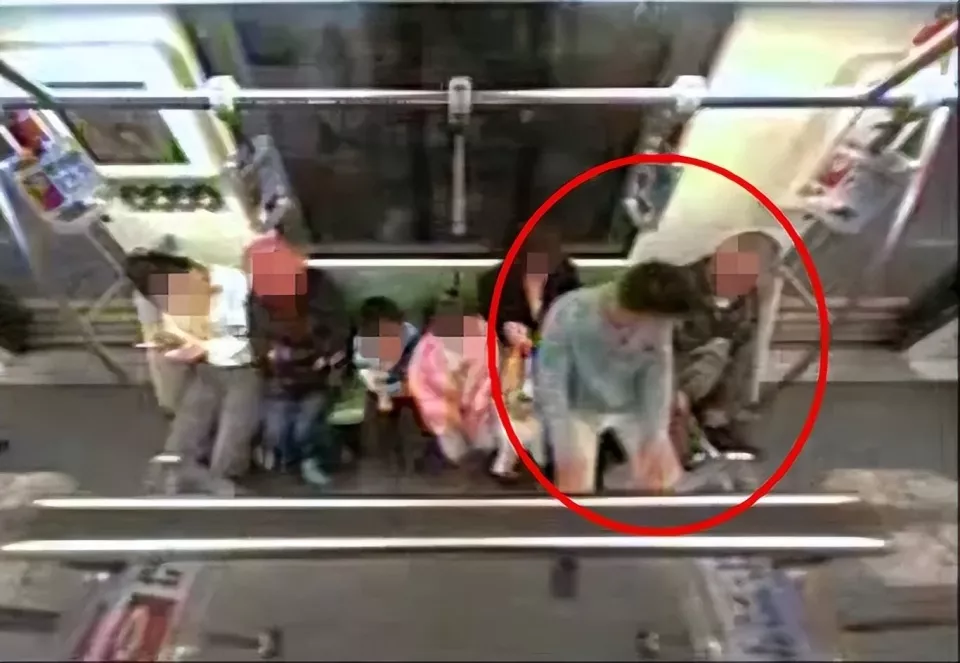 上海地铁男子硬挤座位压人大腿，全程无道歉反骂人！