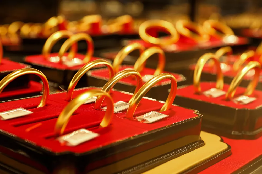 女子报警称男友偷自己100克黄金,反被拘留9日?