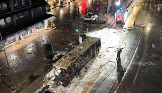 公共汽车上引火自焚 猛烈大火吞噬6命 现场惨烈