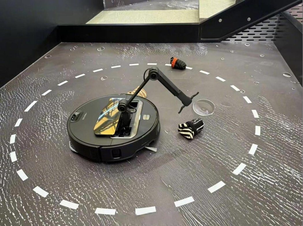 有臂膀和脚的扫地机器人,能模仿人类进行小跳跃、灵活转向与急停。(中新社) 有臂膀和脚的扫地机器人,能模仿人类进行小跳跃、灵活转向与急停。(中新社)