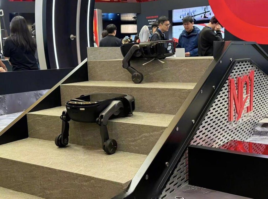 大陆AWE展亮相了会自动爬楼梯的扫地机器人,续航力强,即使旋转式楼梯也能工作。(... 大陆AWE展亮相了会自动爬楼梯的扫地机器人,续航力强,即使旋转式楼梯也能工作。(...