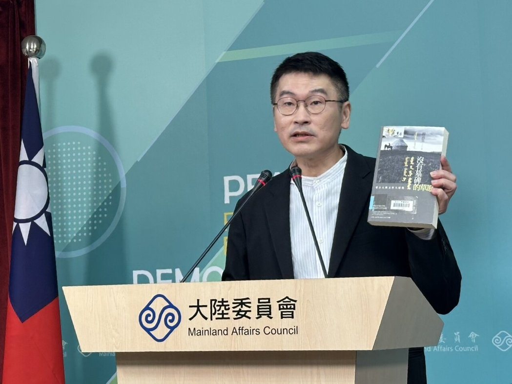 图为梁文杰拿富察案遭定罪涉及的其中一本书《没有墓碑的草原:内蒙古的文革大屠杀实录... 图为梁文杰拿富察案遭定罪涉及的其中一本书《没有墓碑的草原:内蒙古的文革大屠杀实录...