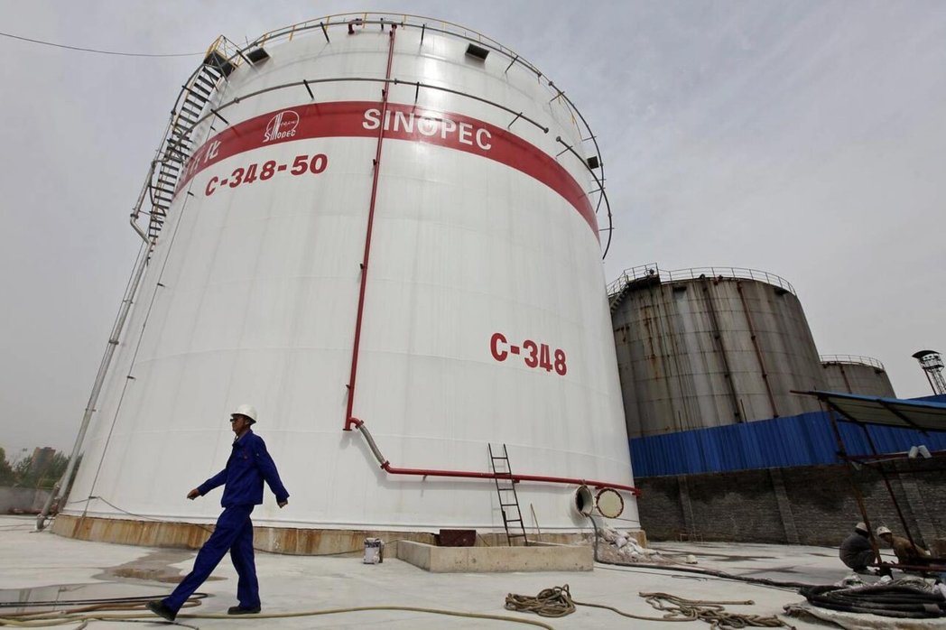 外媒指,大陆官方已下令炼油厂立即停止3月份的成品油出口,以应对中东冲突可能引发的... 外媒指,大陆官方已下令炼油厂立即停止3月份的成品油出口,以应对中东冲突可能引发的...