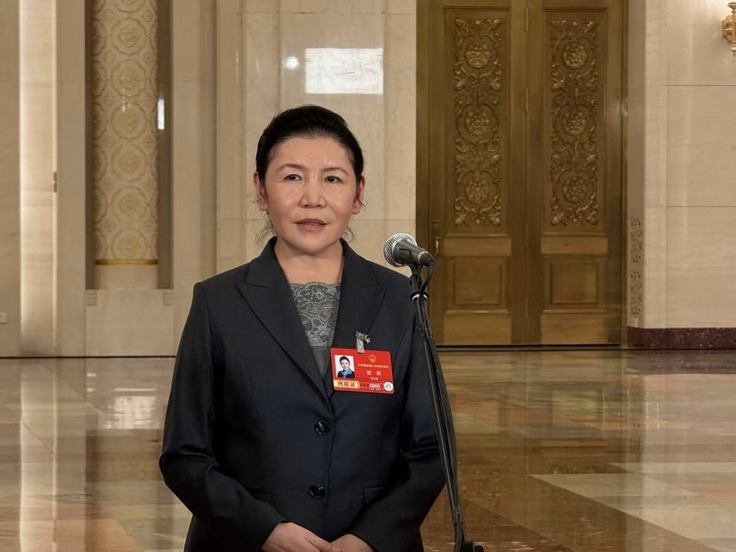 大陆司法部部长贺荣12日在第十四届全国人民代表大会第四次会议第三场「部长通道」上... 大陆司法部部长贺荣12日在第十四届全国人民代表大会第四次会议第三场「部长通道」上...