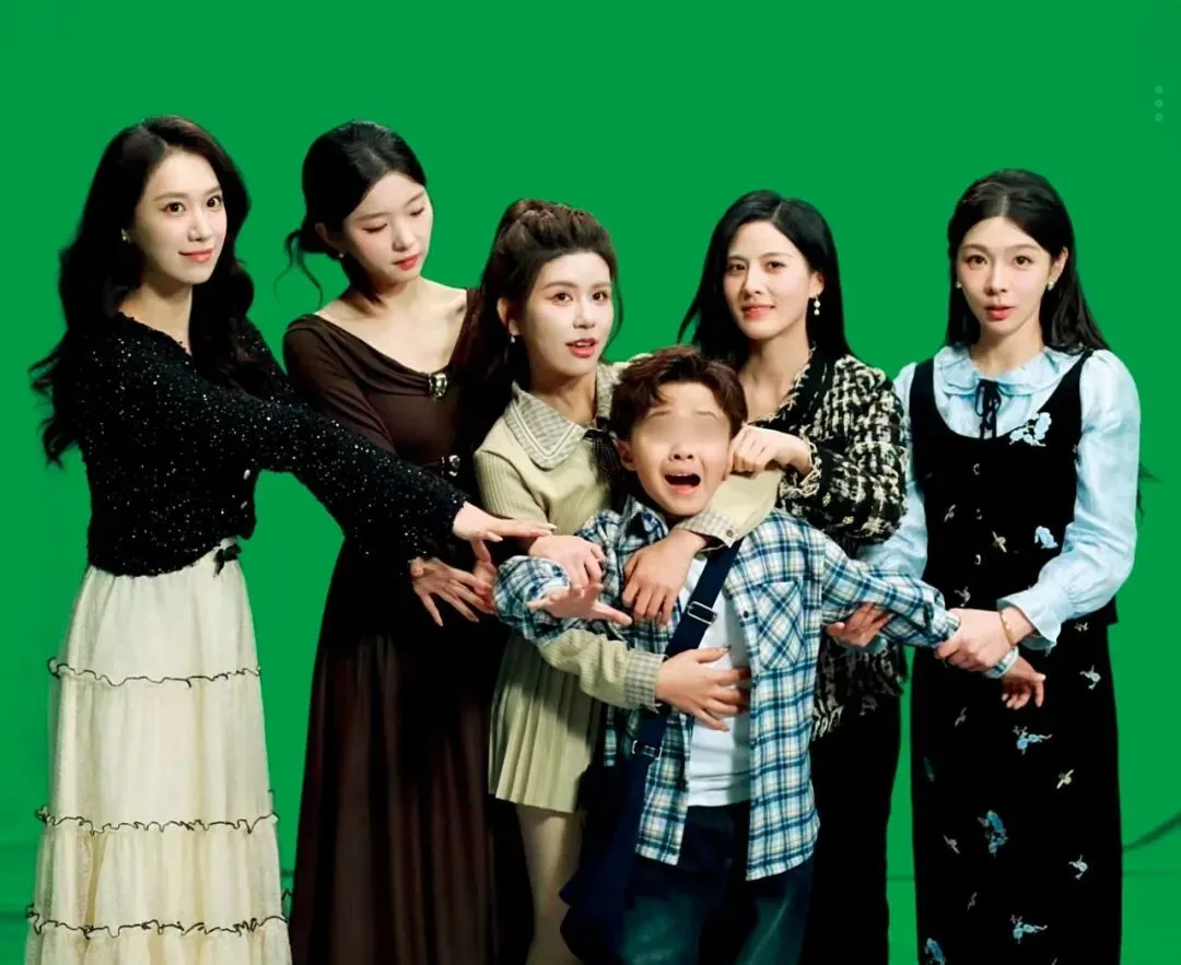 航航（左四）与五位演员在剧中饰演道士与五位“未婚妻”。图/受访者供图