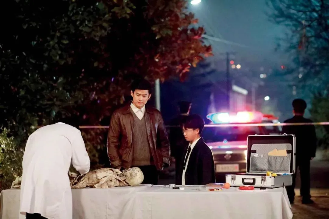 航航（右）在一部短剧的拍摄现场。图/受访者供图