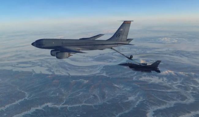 美军波音KC-135坠毁 机上人员正在搜救中 美军波音KC-135坠毁 机上人员正在搜救中