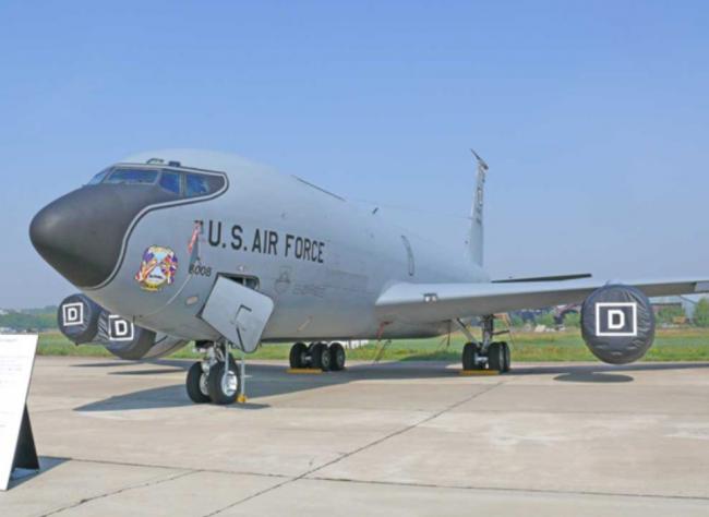 美军波音KC-135坠毁 机上人员正在搜救中 美军波音KC-135坠毁 机上人员正在搜救中