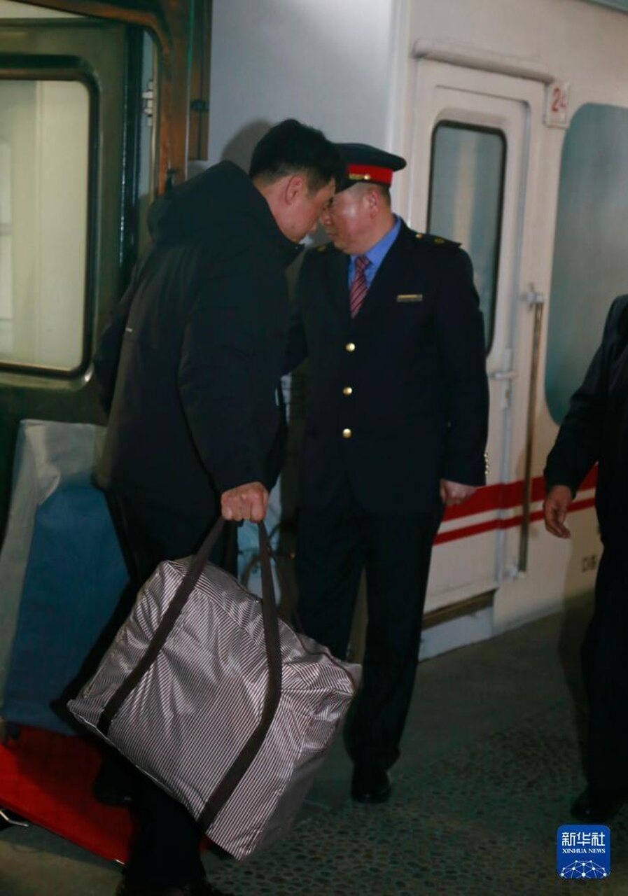 3月12日,一趟从中国丹东开往北韩平壤的国际客运列车抵达平壤站后,乘客走出车厢。... 3月12日,一趟从中国丹东开往北韩平壤的国际客运列车抵达平壤站后,乘客走出车厢。...